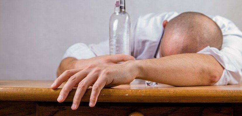 ALKOHOLIZAM: Kako prepoznati zavisnost i pružiti pomoć?