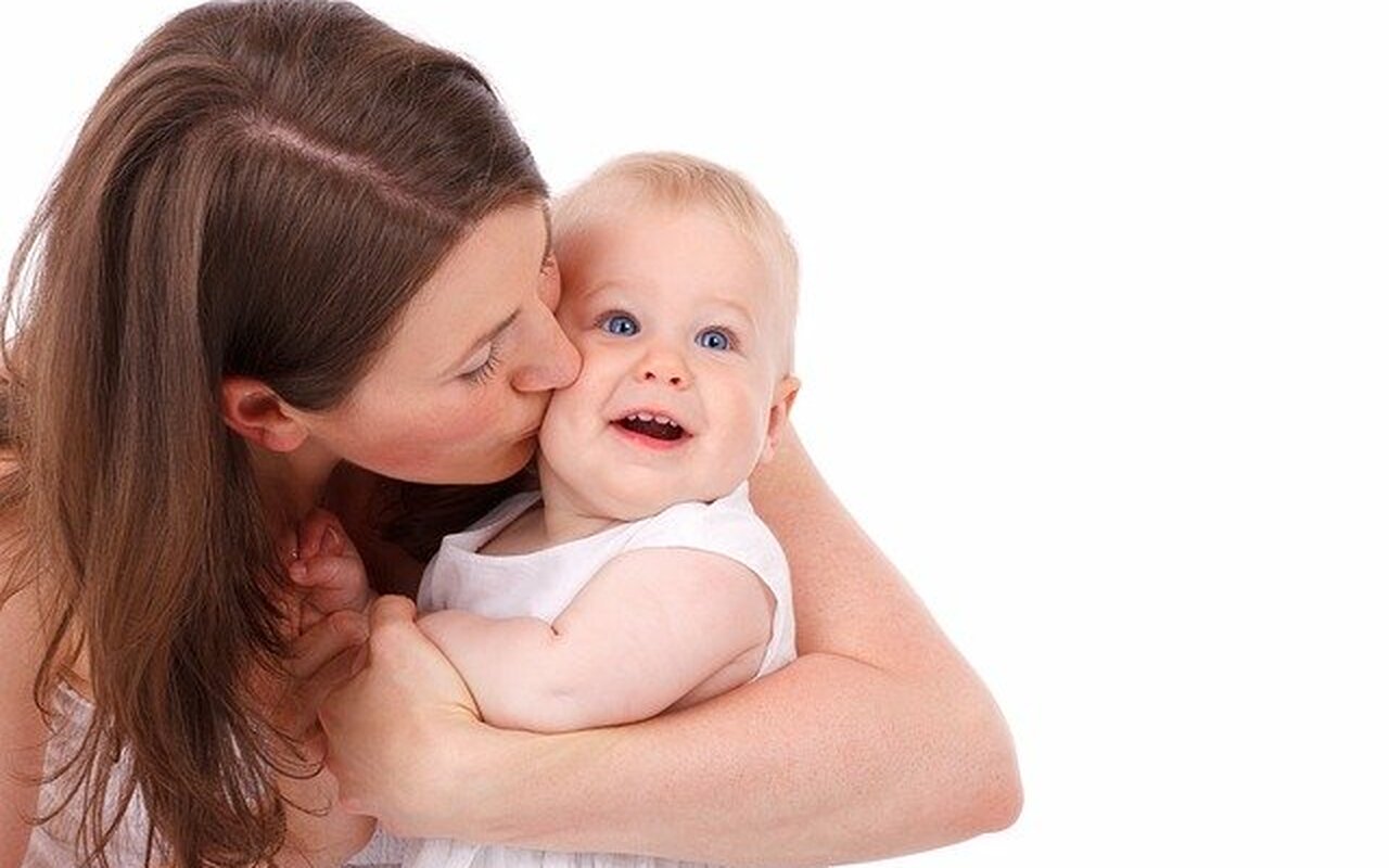 Izlivi majčinske ljubavi čine decu boljim ljudima
