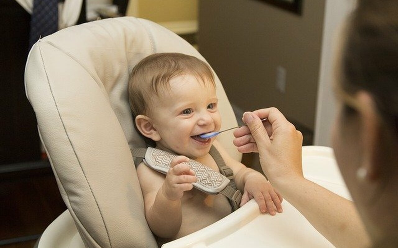 Kako se pravilno hrani beba? Kratki vodič za sve!