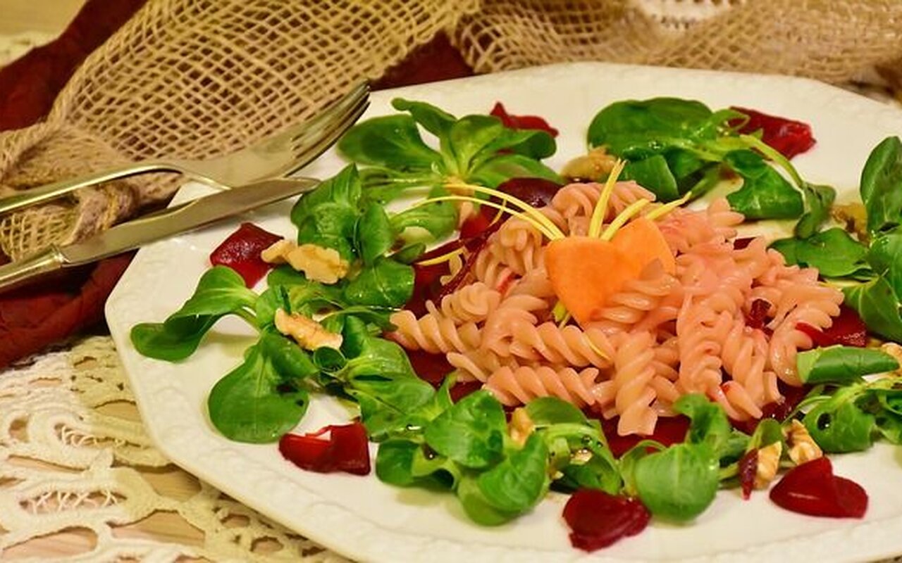 Obrok za vrele letnje dane: Mediteranska salata sa testeninom