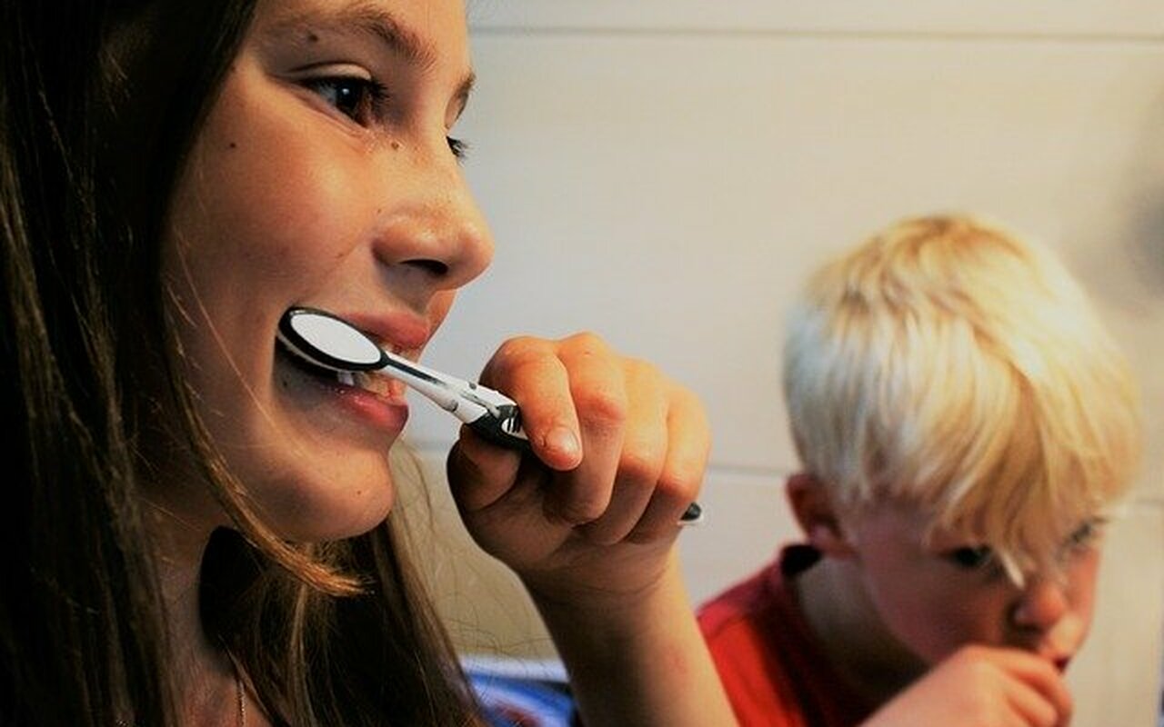Treba li prati zube neposredno posle obroka? Ili je bolje da malo sačekamo