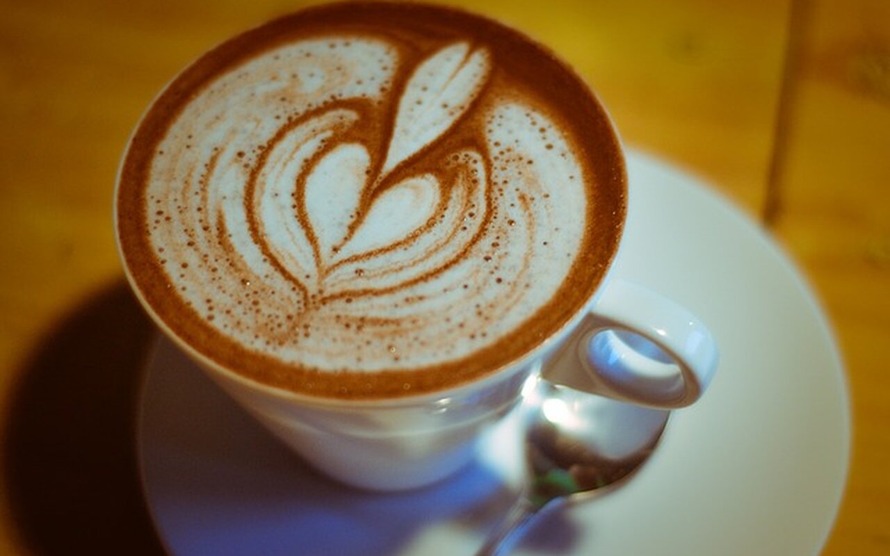 Navikli smo da nas kafa razbuđuje i ubrzava rad srca, ipak…