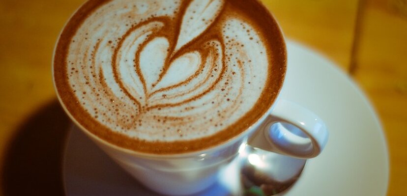 Navikli smo da nas kafa razbuđuje i ubrzava rad srca, ipak…