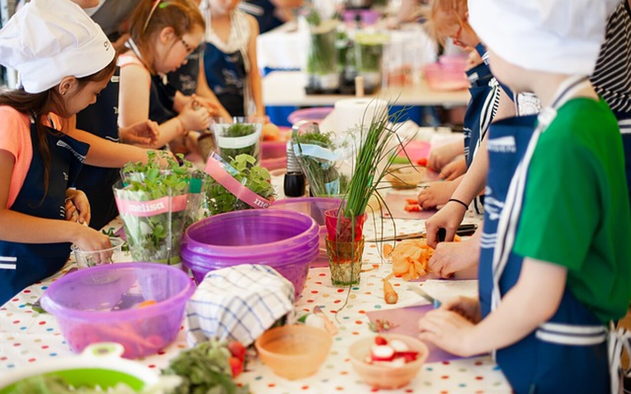 Deca će jesti više povrća ako vam pomažu u kuvanju