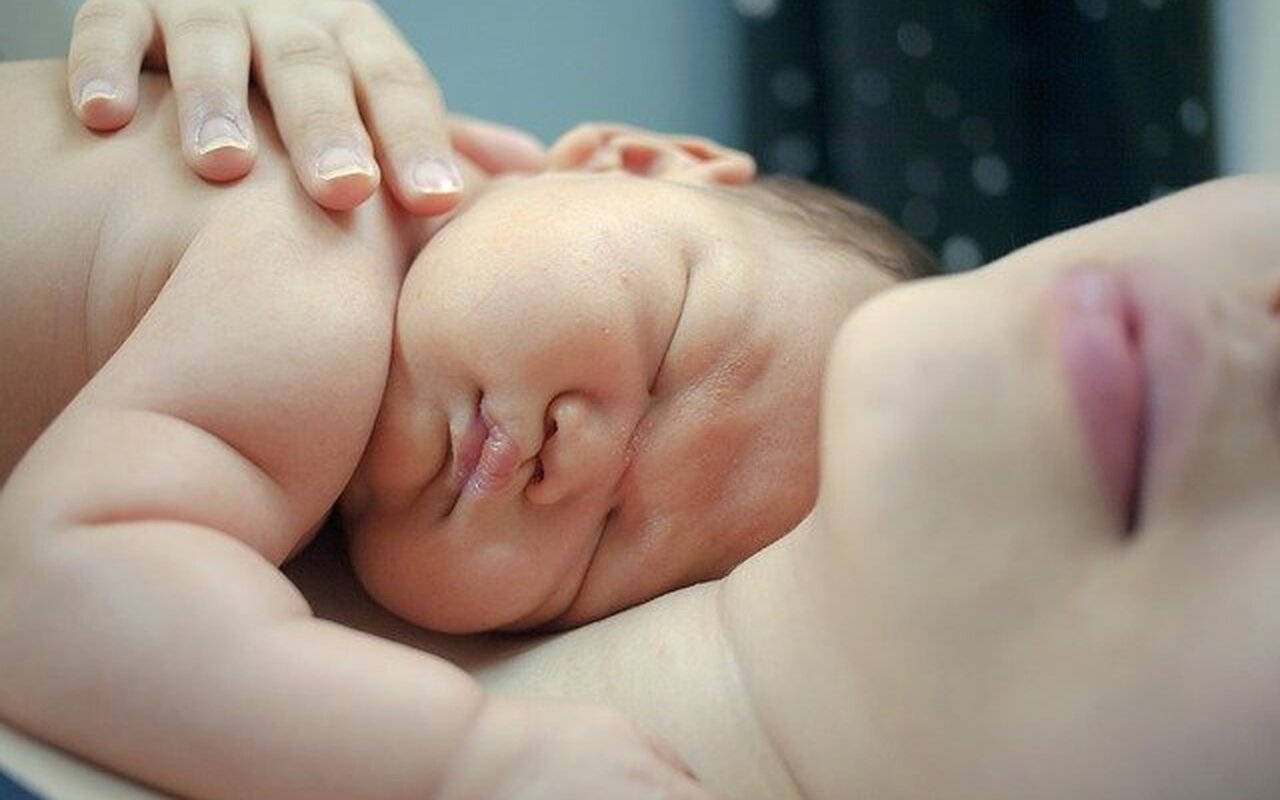 Nauka dokazala ono što svi znaju: Najbolji "lek" za većinu bebinih nevolja je - majka!