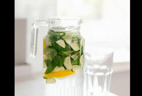 Voda sa krastavcem, limunom i nanom: osveženje da, „detoks“ ne baš