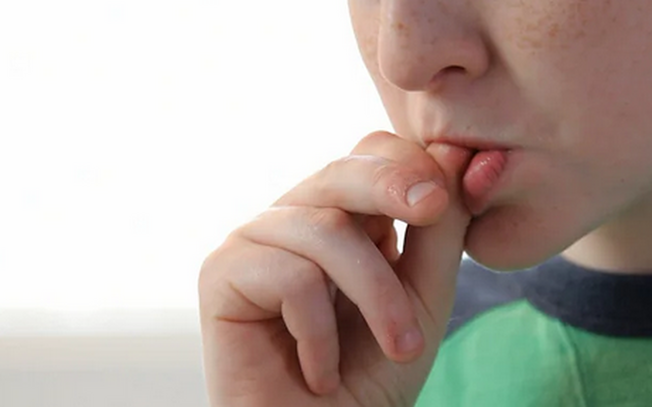 Grickanje noktiju ili zanoktica povećava rizik od bolesti