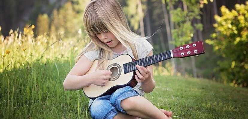 Znamo da sviranje instrumenata popravlja raspoloženje, ali ima i druge mentalne i FIZIČKE blagodeti