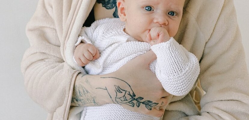 Da li je bezbedno da se majka tetovira tokom trudnoće i dojenja?