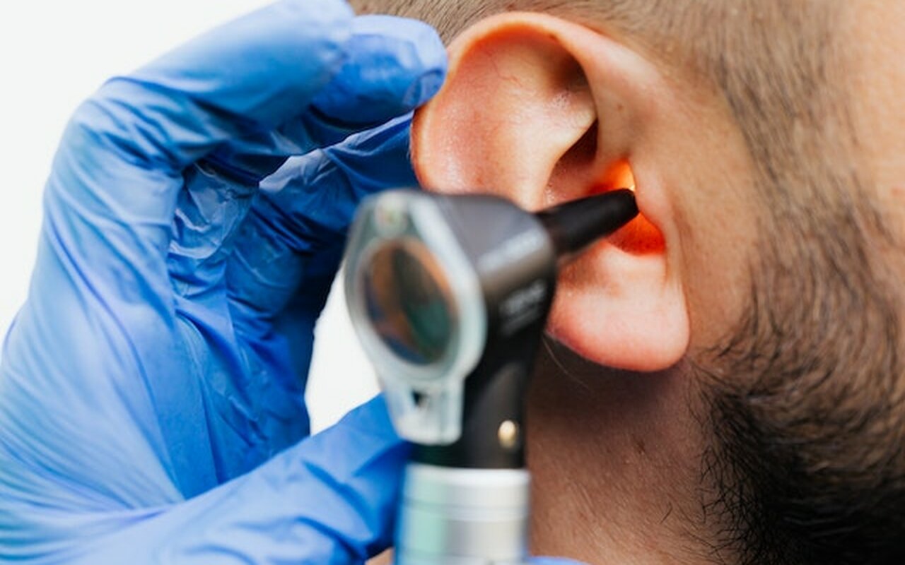 Šta uzrokuje sindrom crvenog uha?
