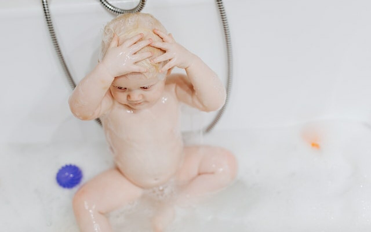 Pedijatar upozorava, roditelji često prave ove greške tokom kupanja dece