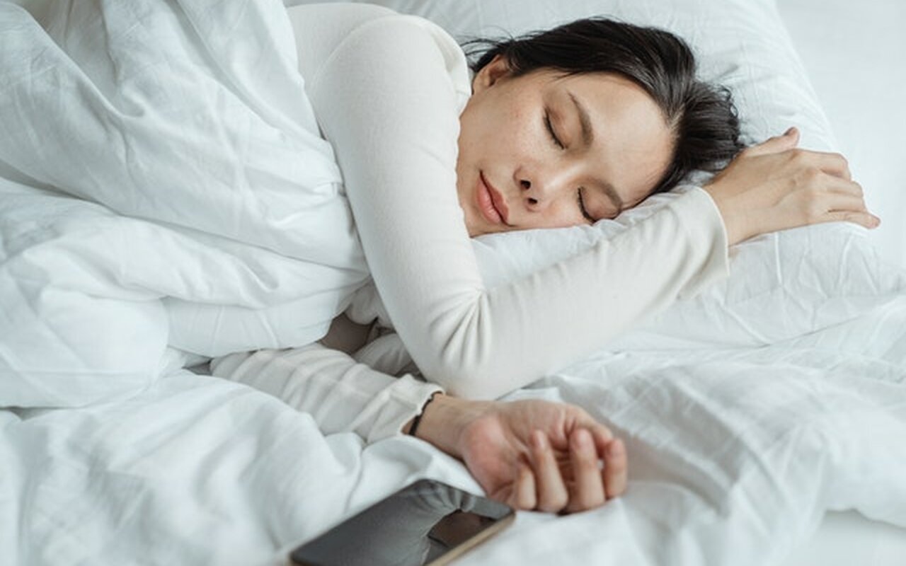4 razloga da prestanete da koristite telefon u krevetu i kako da poboljšate kvalitet sna