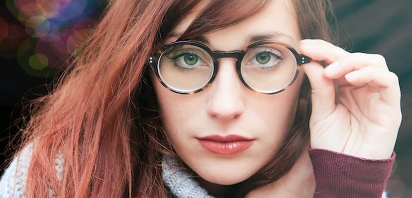 Ljudi zaista smatraju da su osobe koje nose naočare inteligentnije
