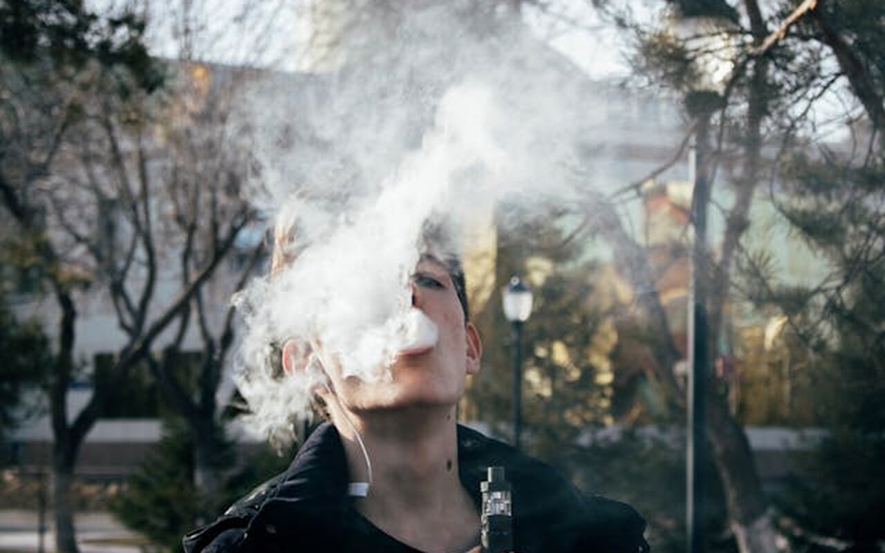Deca u nikotinskoj magli - elektronske cigarete im prodaju kao žvake, niko ne ferma zakon