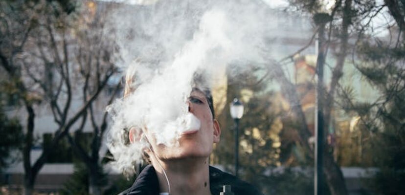 Deca u nikotinskoj magli - elektronske cigarete im prodaju kao žvake, niko ne ferma zakon
