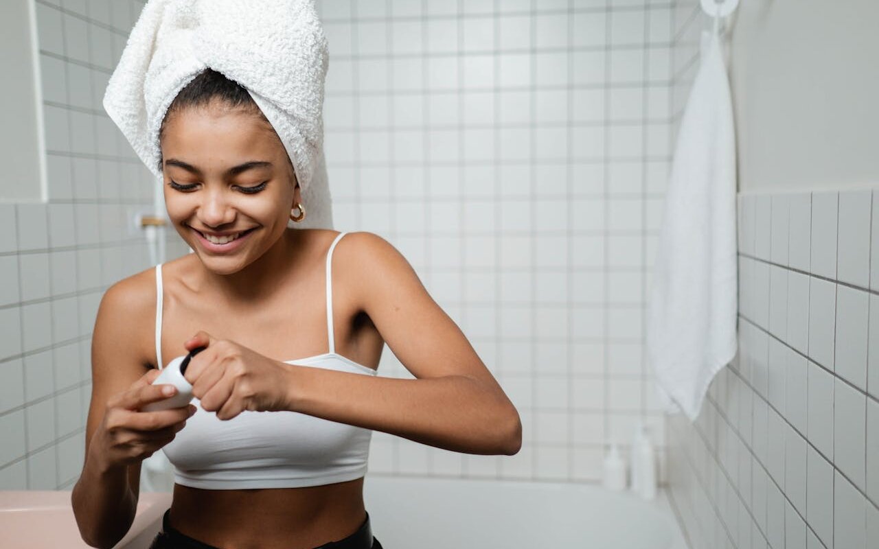 Može li antiperspirant da pojača znojenje – i da li je bitno da li se stavlja ujutru ili uveče?