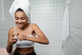 Može li antiperspirant da pojača znojenje – i da li je bitno da li se stavlja ujutru ili uveče?