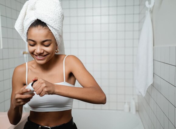 Može li antiperspirant da pojača znojenje – i da li je bitno da li se stavlja ujutru ili uveče?