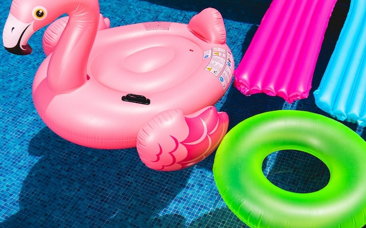 Instruktori plivanja objasnili zašto su igračke u bazenu jako opasne za decu