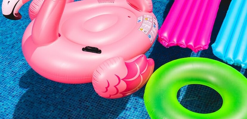 Instruktori plivanja objasnili zašto su igračke u bazenu jako opasne za decu