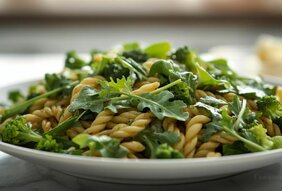 Prolećna pasta salata sa zelenim povrćem i limun prelivom