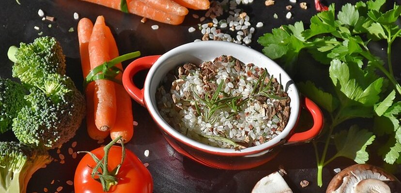 Ukusna obrok salata od pirinča i šampinjona