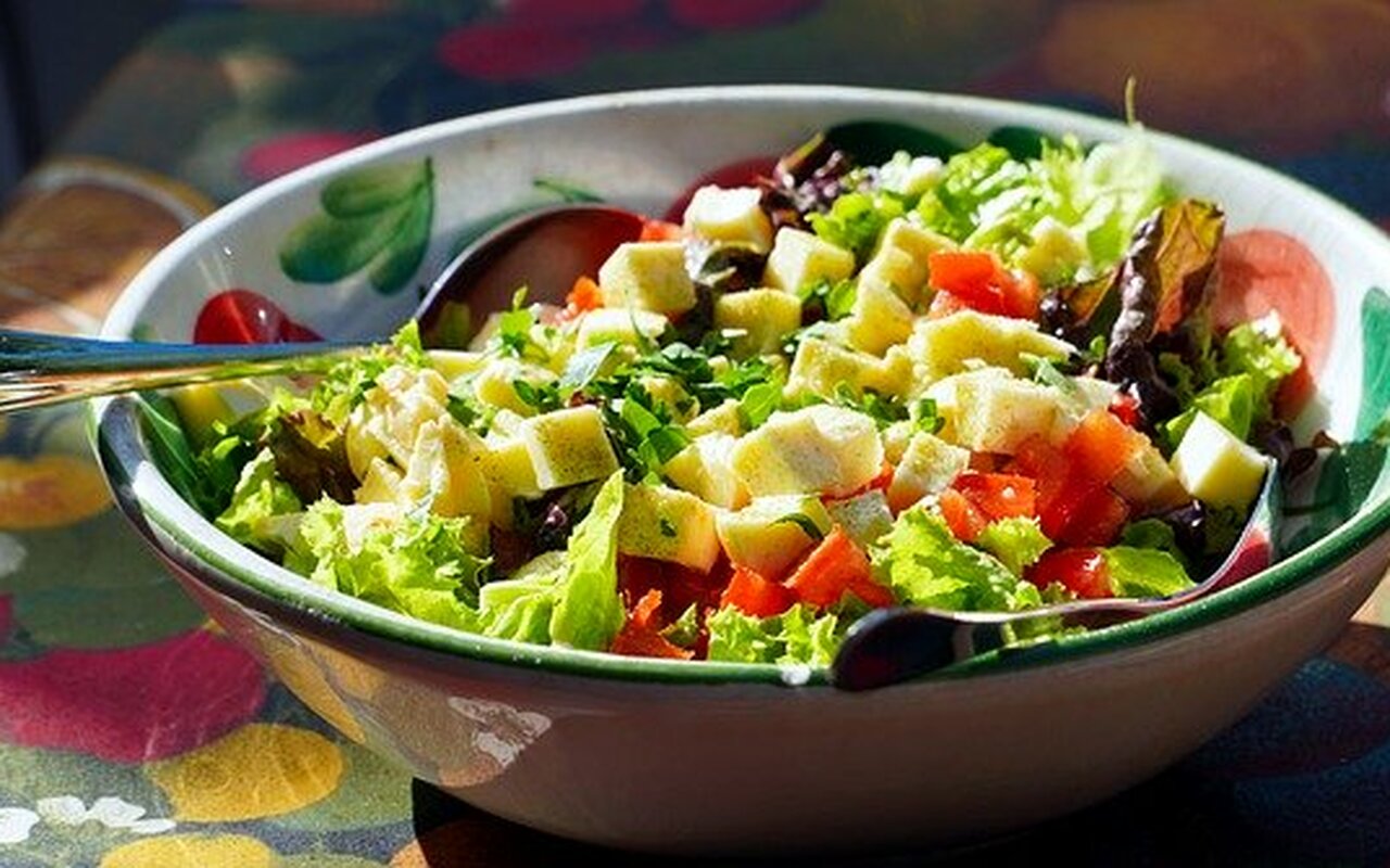 Zdrava i hranljiva obrok salata sa piletinom i tikvicama
