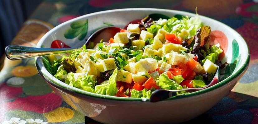 Zdrava i hranljiva obrok salata sa piletinom i tikvicama